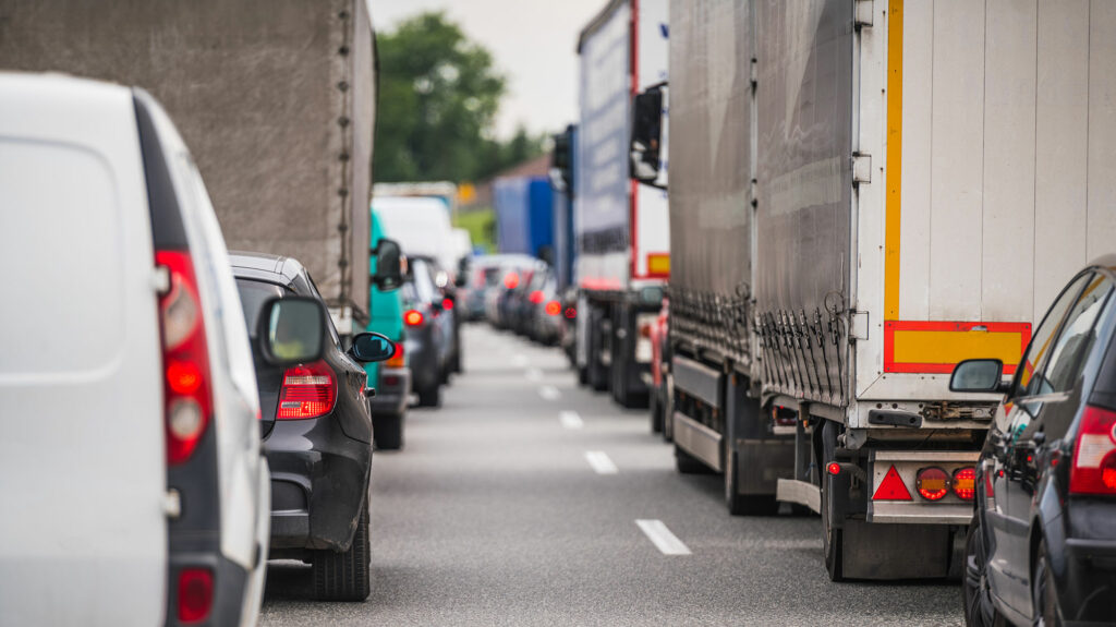 Congestione traffico macchine e camion